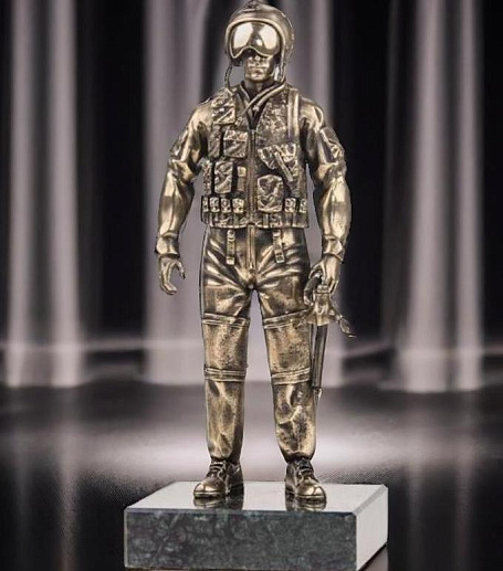 Бронзовая статуэтка «Летчик ВВС России» купить с доставкой Бронзовая статуэтка «Летчик ВВС России»